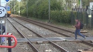 Levensgevaarlijk Idioten klimmen over spoorbomen heen vlak voor aanstormende trein langs [upl. by Tanberg609]